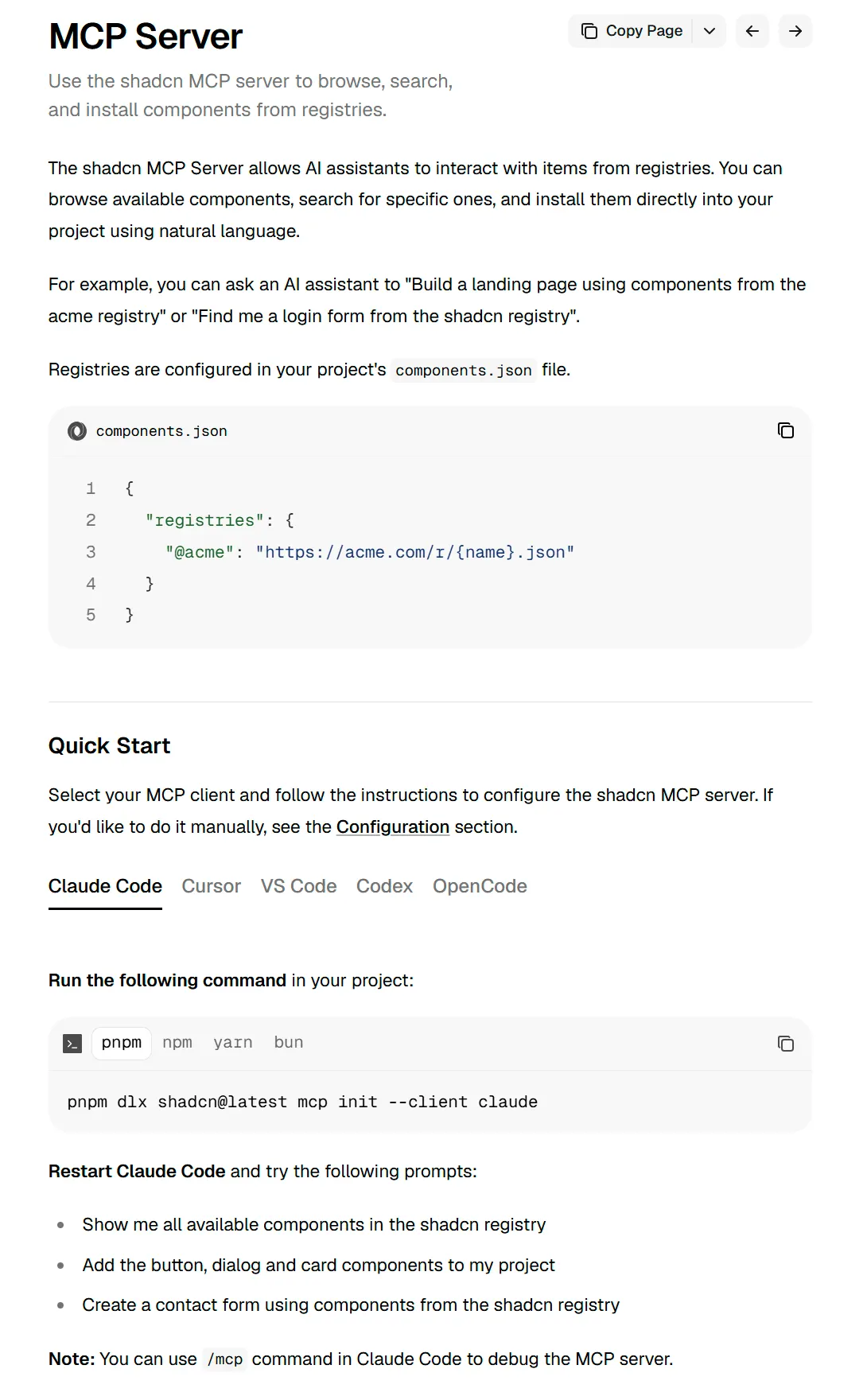 Página MCP Server da documentação do shadcn/ui. O texto explica que o servidor permite ao assistente de IA navegar, buscar e instalar componentes de registros. Abaixo, um exemplo de components.json com um registro chamado @acme e a seção Quick Start com abas para Claude Code, Cursor, VS Code, Codex e OpenCode e o comando pnpm dlx shadcn@latest mcp init --client claude.