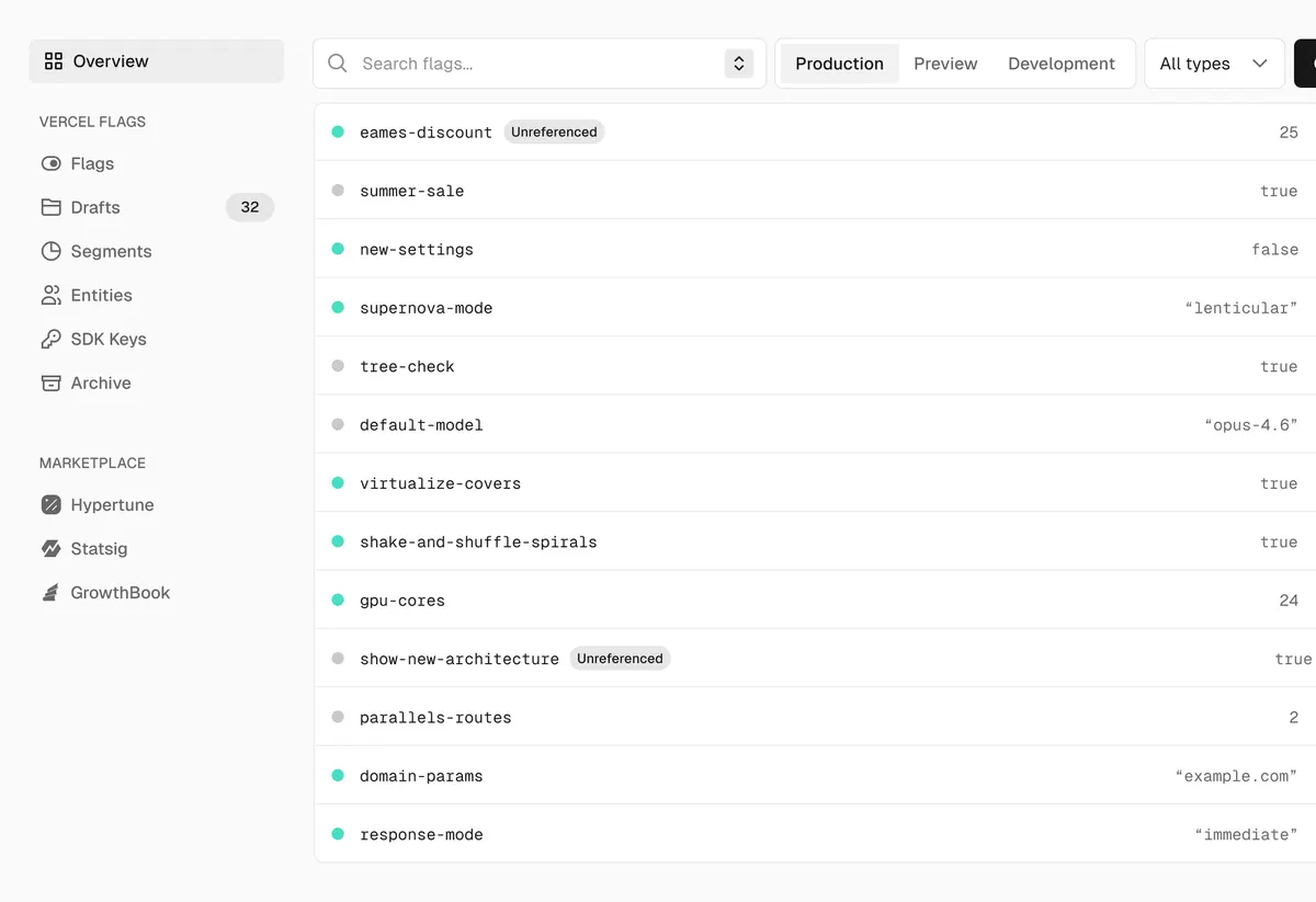 Painel de demonstração do Vercel Flags. À esquerda, o menu com Overview, Flags, Drafts, Segments, Entities, SDK Keys e Archive, e os provedores do marketplace. No centro, a busca, as abas Production, Preview e Development e a lista de flags de exemplo, cada uma com o nome e o valor atual, como summer-sale em true.