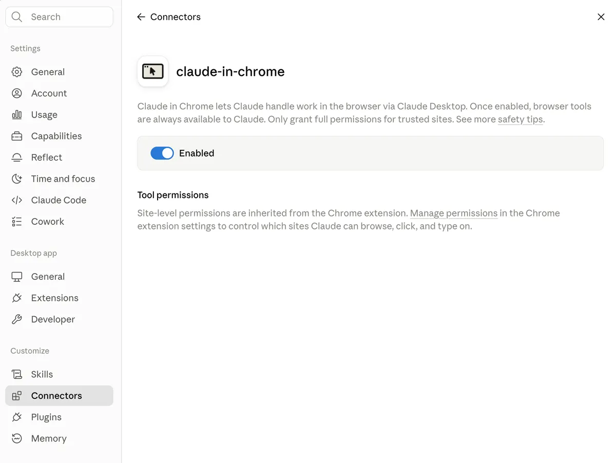 Tela de configurações do Claude Desktop com o menu lateral aberto em Connectors e o detalhe do conector claude-in-chrome: interruptor Enabled ligado e a seção Tool permissions avisando que as permissões por site são herdadas da extensão do Chrome.