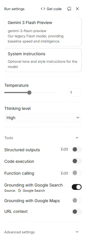 Painel Run settings do Google AI Studio. No topo, o modelo Gemini 3 Flash Preview, descrito como modelo Flash legado. Abaixo, o cartão System instructions, o controle Temperature em 1, Thinking level em High e a lista Tools com Structured outputs, Code execution, Function calling, Grounding with Google Search ligado, Grounding with Google Maps e URL context, seguida de Advanced settings.