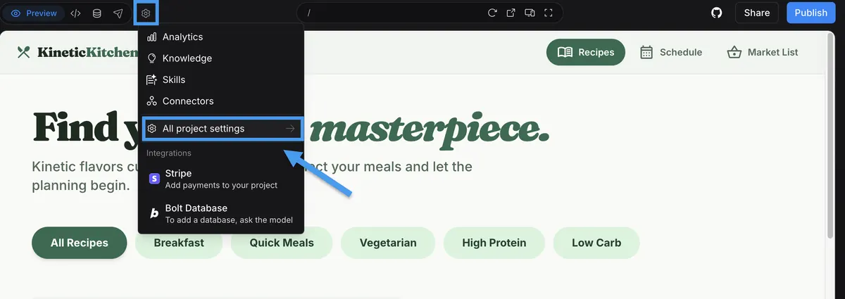 Projeto no Bolt com o menu da engrenagem aberto, mostrando as opções Analytics, Knowledge, Skills, Connectors e All project settings, e os botões Share e Publish no topo