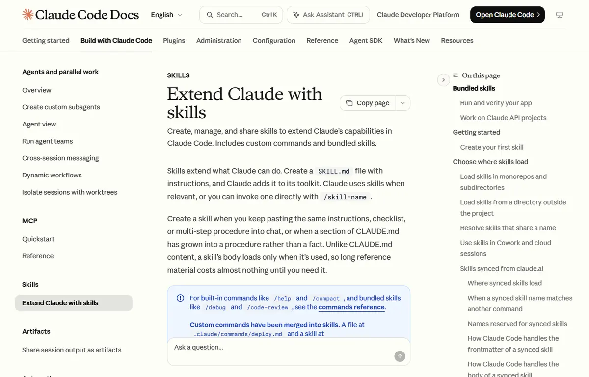 Página Extend Claude with skills da documentação do Claude Code, explicando que um arquivo SKILL.md adiciona uma habilidade e que comandos personalizados foram unidos às skills