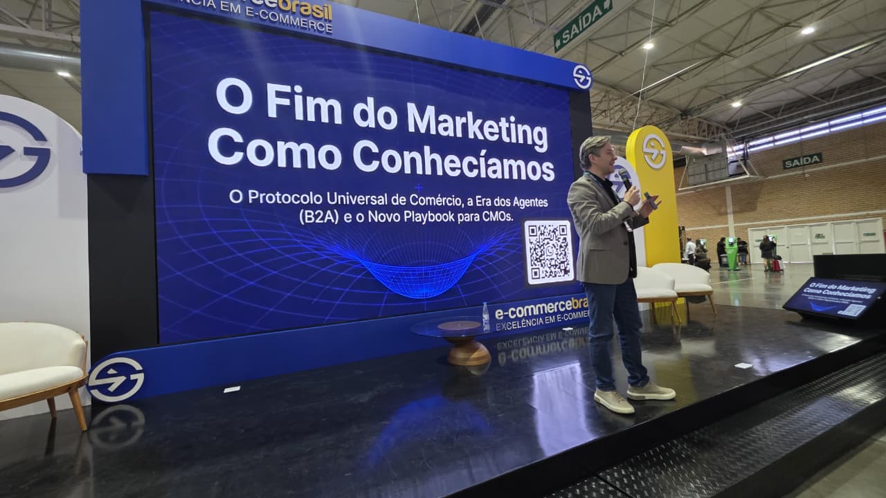 Alexandre Caramaschi na Arena E-Commerce Brasil apresentando ‘O Fim do Marketing Como Conhecíamos — Protocolo Universal de Comércio, Era dos Agentes (B2A) e o Novo Playbook para CMOs’