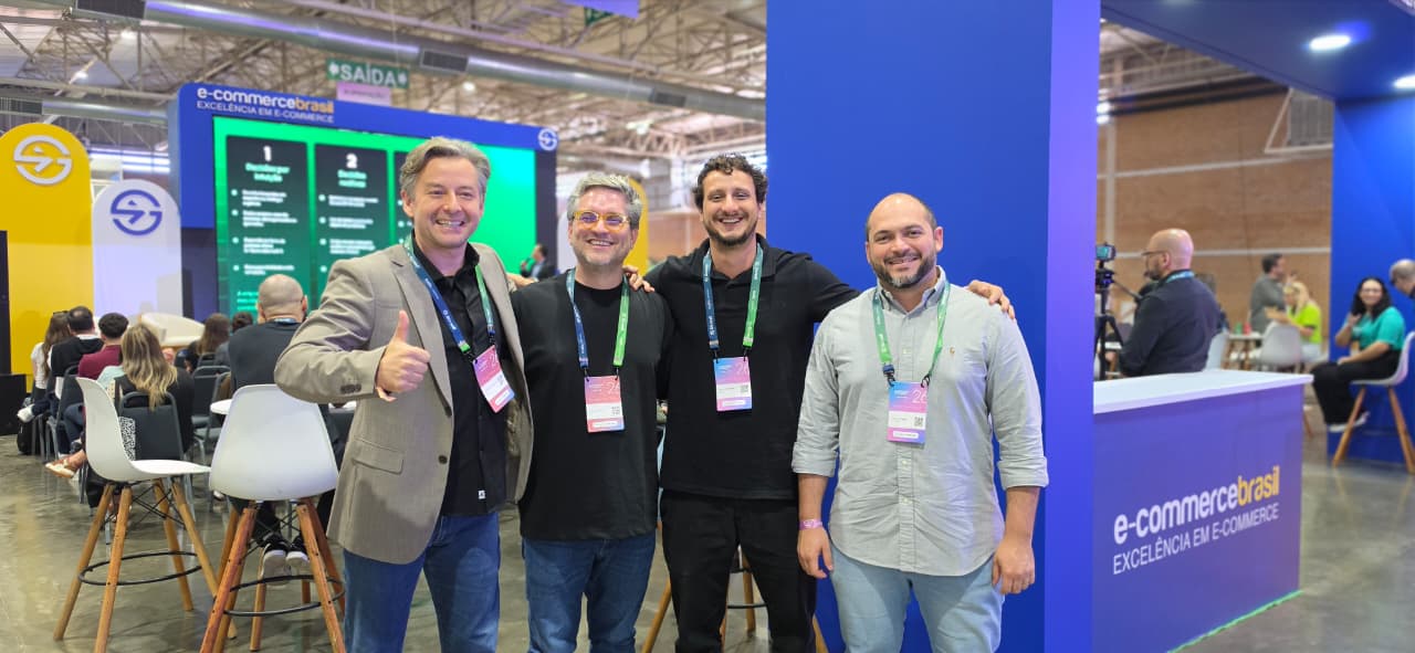 Alexandre Caramaschi com lideranças do varejo digital brasileiro no estande da Arena E-Commerce Brasil no Gramado Summit 2026