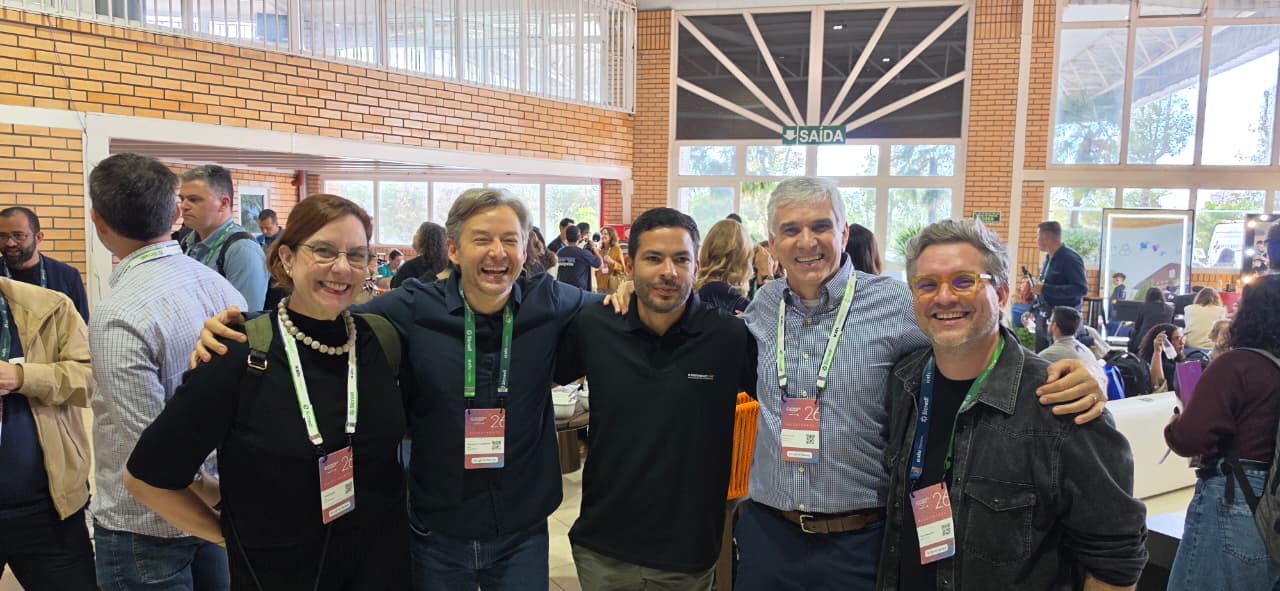 Alexandre Caramaschi com lideranças do ecossistema brasileiro de IA e varejo digital nos pavilhões do Serra Park, durante o Gramado Summit 2026