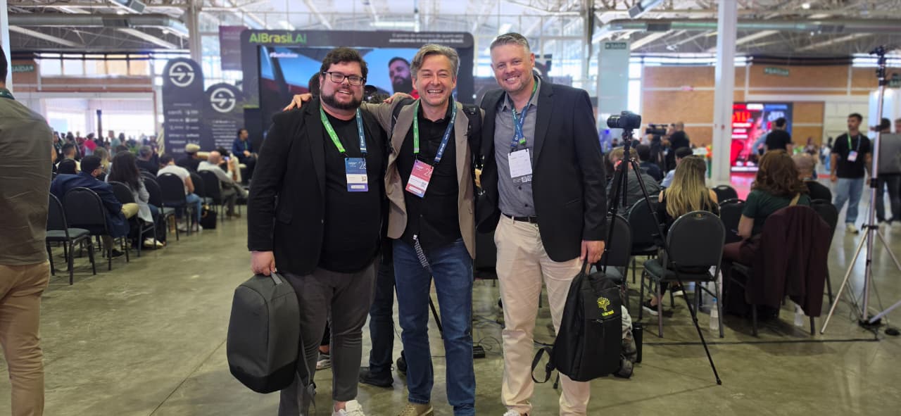 Alexandre Caramaschi com lideranças do ecossistema brasileiro de IA em frente ao palco da AI Brasil no Gramado Summit 2026