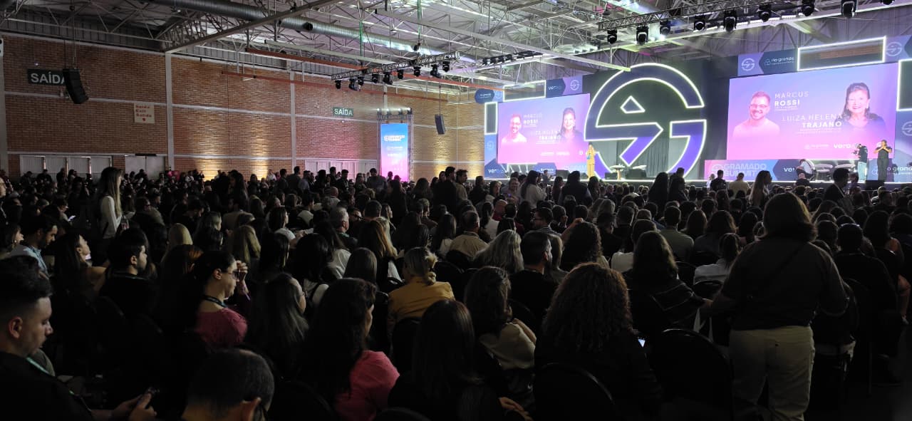 Plateia do Palco Convergente lotada, com slide do painel ‘Marcus Rossi e Luiza Helena Trajano’ no telão, durante o segundo dia do Gramado Summit 2026