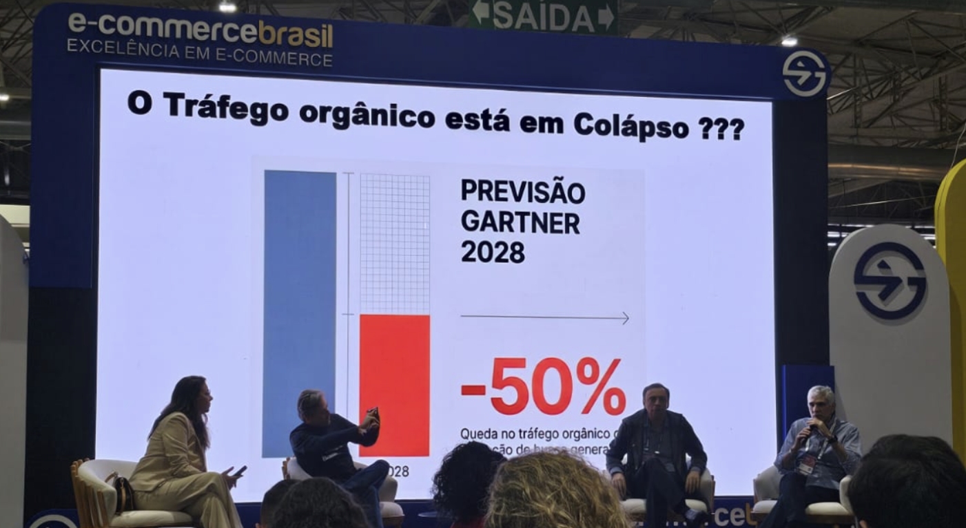 Slide na Arena E-Commerce Brasil: ‘O Tráfego orgânico está em Colapso?’, com previsão Gartner 2028 indicando queda de 50% no tráfego orgânico