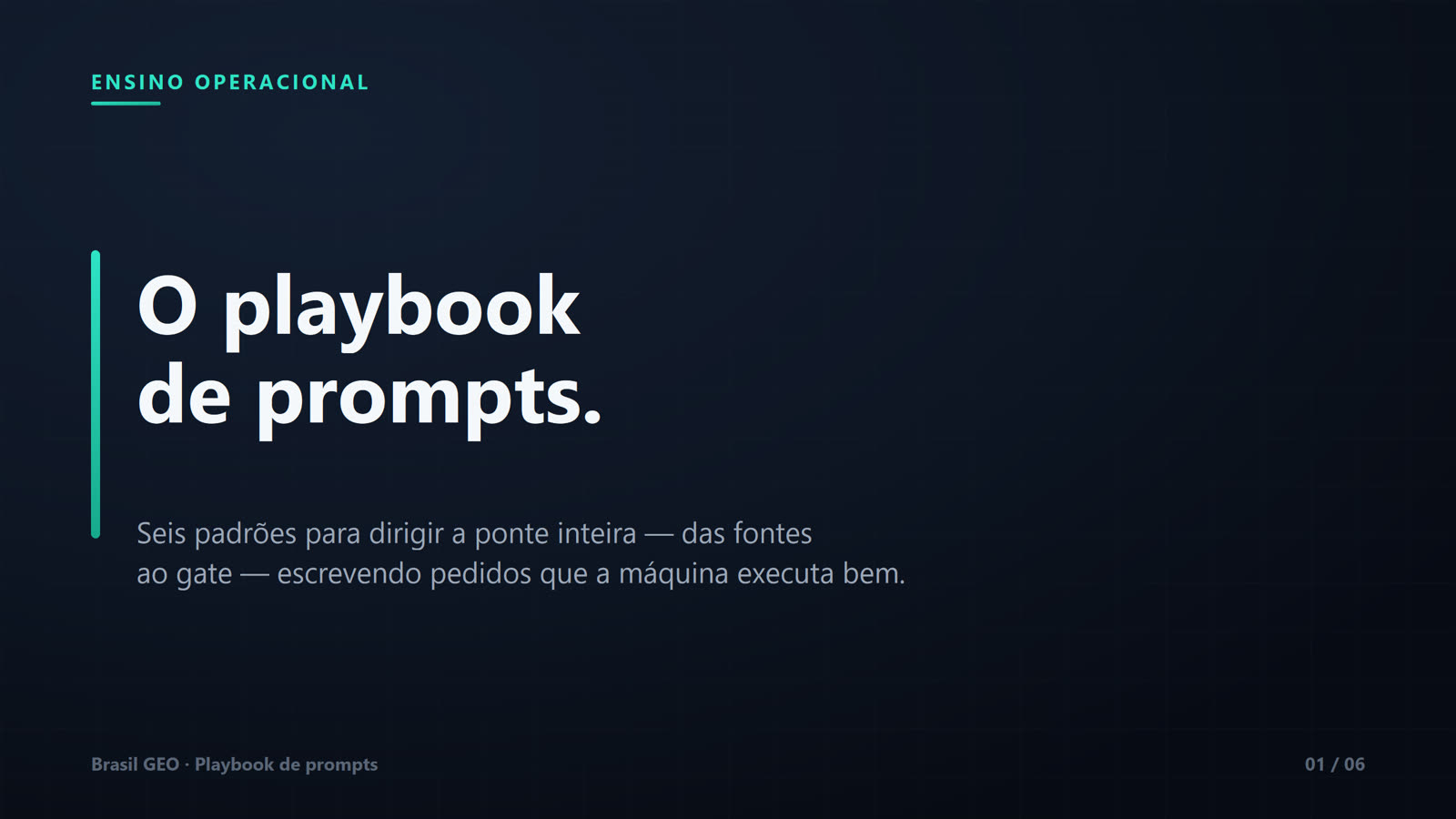 Slide de capa em fundo azul-escuro com rótulo "Ensino operacional" e título grande "O playbook de prompts." Subtítulo: seis padrões para dirigir a ponte inteira — das fontes ao gate — escrevendo pedidos que a máquina executa bem. Rodapé Brasil GEO, slide 01 de 06.